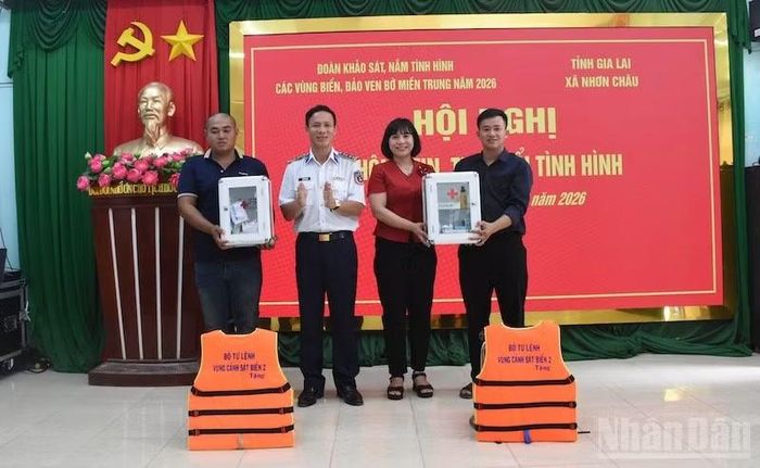 Cảnh sát biển Việt Nam đồng hành cùng ngư dân xã Nhơn Châu.