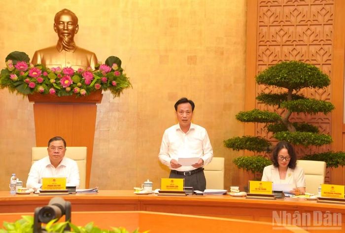 Đồng chí Lại Xuân Lâm trình bày báo cáo sơ kết tại hội nghị. (Ảnh: HẢI ĐĂNG)