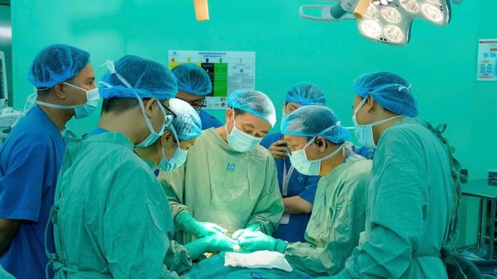 Ê-kíp phẫu thuật tạo hình vành tai cho bệnh nhi.