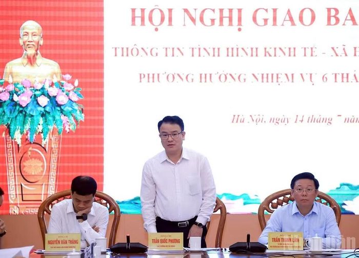 Đồng chí Trần Quốc Phương thông tin về tình hình kinh tế-xã hội 6 tháng đầu năm.