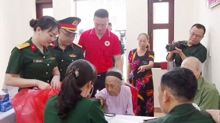 Các y, bác sĩ của Bộ Chỉ huy quân sự tỉnh Quảng Ninh phối hợp Hội Chữ thập đỏ tỉnh khám bệnh, tư vấn sức khỏe, cấp phát thuốc miễn phí cho các đối tượng chính sách.