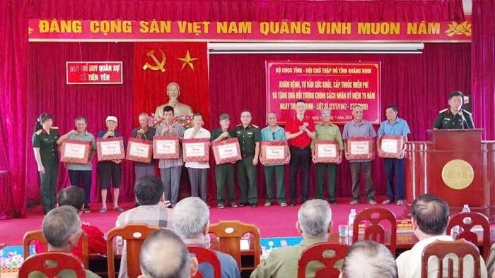 Bộ Chỉ huy quân sự tỉnh Quảng Ninh phối hợp Hội Chữ thập đỏ tỉnh trao quà cho các đối tượng chính sách trên địa bàn xã Tiên Yên.