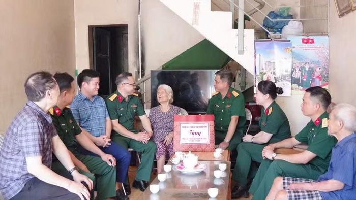 Lãnh đạo Bộ Chỉ huy quân sự tỉnh Quảng Ninh thăm, tặng quà Mẹ Việt Nam Anh hùng Hoàng Thị Sinh ở thôn Tùng Cầu, xã Bình Liêu.