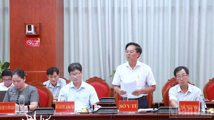 Phó Giám đốc Sở Y tế tỉnh Cà Mau Vương Hữu Tiến (đứng) báo cáo tình hình thực hiện các chính sách về y tế trong vùng đồng bào dân tộc thiểu số tại Cà Mau.