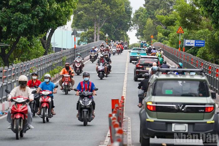 Đường 3 Tháng 2 là một trong những trục giao thông có mật độ phương tiện lớn nhất khu vực trung tâm Thành phố Hồ Chí Minh. Tuyến đường này có nhiều nút giao quan trọng nhưng hiện mới có hai cầu vượt, gồm cầu vượt Nguyễn Tri Phương-Đường 3 Tháng 2-Lý Thái Tổ và cầu vượt vòng xoay Cây Gõ (nút giao đường 3 Tháng 2 -Hồng Bàng-Minh Phụng).