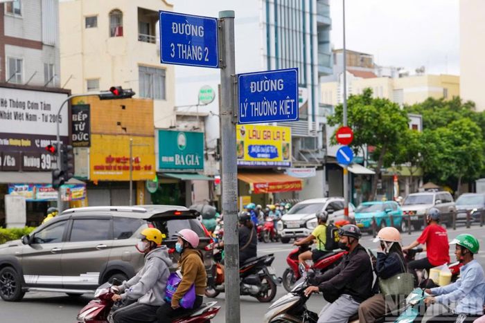 Các vị trí được đề xuất xây dựng cầu vượt đều nằm trên những tuyến đường huyết mạch, nơi thường xuyên mật độ phương tiện rất cao. Vào giờ cao điểm, đặc biệt khi xảy ra mưa lớn, nhiều khu vực thường xuyên ùn ứ kéo dài, ảnh hưởng việc đi lại của người dân.