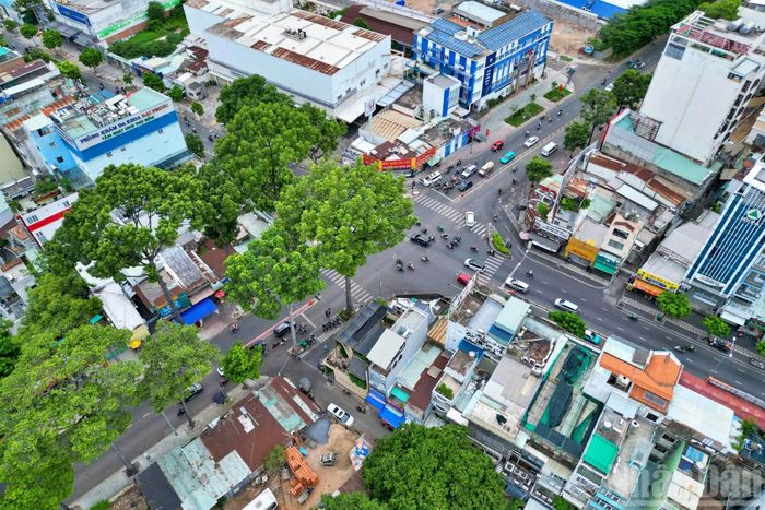 Tại nút giao Đường 3 Tháng 2- Lý Thường Kiệt, cửa ngõ kết nối khu vực trung tâm với Nhà thi đấu Phú Thọ, Trường đua Phú Thọ, Rạp xiếc và biểu diễn đa năng Phú Thọ cùng nhiều công trình công cộng. Với lưu lượng phương tiện lớn, đây là một trong những điểm thường xuyên xảy ra ùn ứ, đặc biệt vào các khung giờ cao điểm.