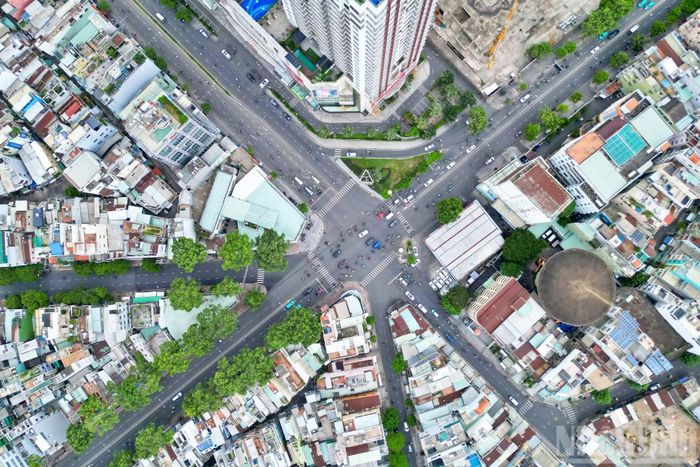 Theo đề xuất của Sở Xây dựng Thành phố Hồ Chí Minh, thành phố sẽ xây dựng 3 cầu vượt tại khu vực trung tâm nhằm giảm ùn tắc giao thông; cụ thể, một cầu vượt tại nút giao ngã 6 Công trường Dân Chủ, kết nối Đường 3 Tháng 2 với đường Cách mạng Tháng Tám, cùng hai cầu vượt trên Đường 3 Tháng 2 tại các nút giao với đường Lê Đại Hành và đường Lý Thường Kiệt.