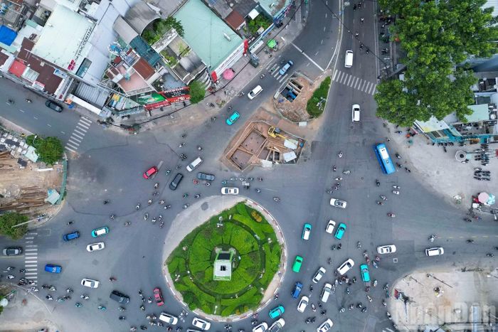 Tại ngã 6 Công trường Dân Chủ, Thành phố Hồ Chí Minh đề xuất xây dựng cầu vượt thép nối Đường 3 Tháng 2 với Cách mạng Tháng Tám. Công trình dài khoảng 560m, rộng 9m, bố trí hai làn xe hỗn hợp