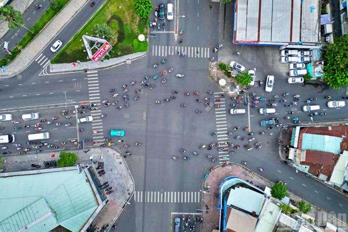 Hai làn xe, ba cầu vượt khác dự kiến xây tại khu vực phường Bà Rịa, gồm các nút giao Quốc lộ 51-Phước Bình, Quốc lộ 51-đường B1 và ĐT.994C-Đường 30 Tháng 4, dài khoảng 280m, 4 làn xe.