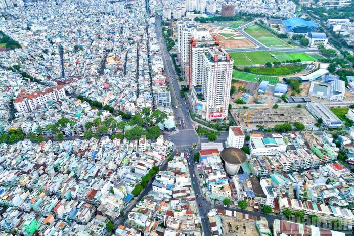 Tại nút giao Đường 3 Tháng 2-Lê Đại Hành, Đường 3 Tháng 2 giao cắt với các tuyến Lê Đại Hành, Lãnh Binh Thăng và Phó Cơ Điều. Nơi đây là một trong những điểm giao thông phức tạp của khu vực khi lưu lượng phương tiện từ nhiều hướng liên tục đổ về, thường xuyên xảy ra xung đột giao thông, khiến dòng xe di chuyển chậm, đặc biệt trong các khung giờ cao điểm.