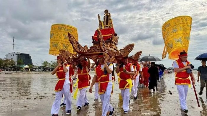 Lễ rước kiệu nghênh thần trong Lễ hội đình Trà Cổ.