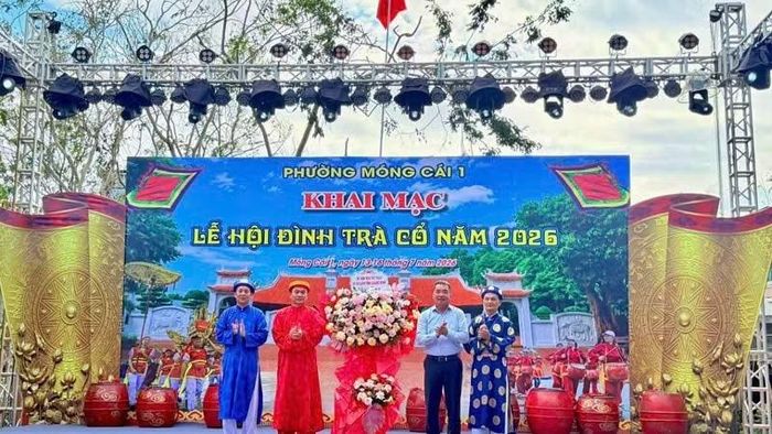 Lãnh đạo Sở Văn hóa, Thể thao và Du lịch tỉnh Quảng Ninh tặng hoa chúc mừng Ban tổ chức lễ hội.