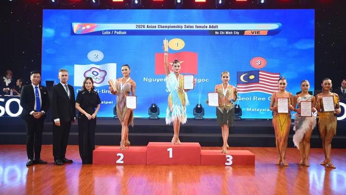  Nguyễn Hoàng Ngọc nhận Huy chương Vàng vô địch châu Á đơn nữ người lớn. 