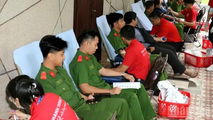 Lực lượng vũ trang tham gia hiến máu tình nguyện.