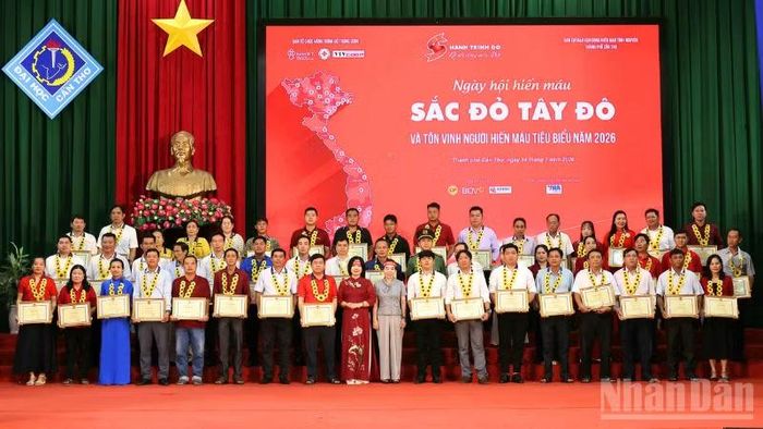 Nhiều cá nhân và gia đình được tôn vinh và tặng bằng khen có thành tích xuất sắc trong phong trào hiến máu tình nguyện.