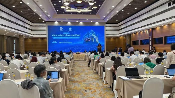 Bên cạnh việc tiếp tục củng cố nền tảng vĩ mô, cần chuyển mạnh trọng tâm sang cải cách vi mô có tính đột phá trong tiến trình hướng đến mục tiêu tăng trưởng kinh tế.