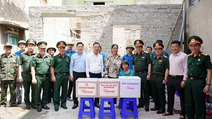 Trung tướng Nguyễn Đức Hưng cùng lãnh đạo tỉnh Quảng Ninh, Bộ Chỉ huy quân sự tỉnh và phường Cẩm Phả tặng những phần quà ý nghĩa tới gia đình bà Đỗ Thị Định.