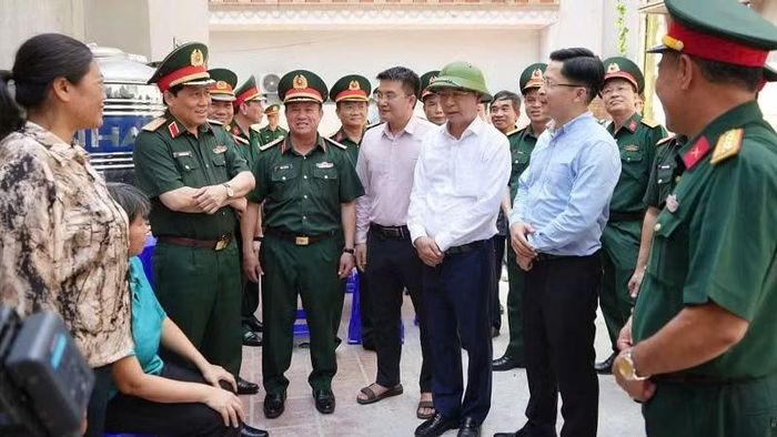 Trung tướng Nguyễn Đức Hưng cùng các đồng chí trong đoàn công tác thăm hỏi, động viên gia đình bà Đỗ Thị Định.