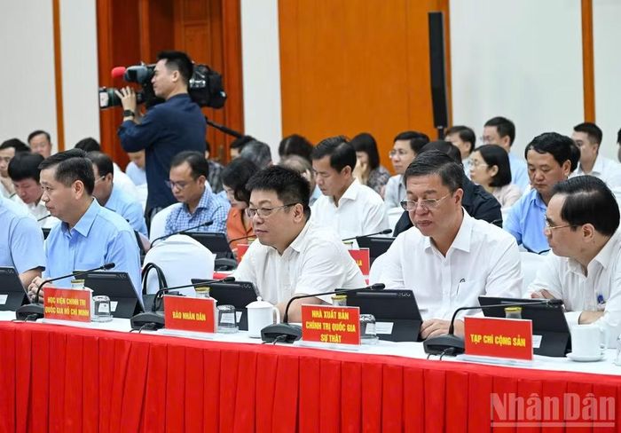Lãnh đạo các Đảng ủy, các ban Đảng, các đơn vị sự nghiệp trực thuộc Trung ương và các đại biểu dự hội nghị. (Ảnh: DUY LINH)