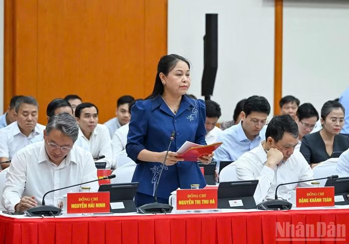Phó Chánh Văn phòng Thường trực Văn phòng Trung ương Đảng Nguyễn Thị Thu Hà báo cáo tóm tắt tình hình, kết quả công tác nổi bật trong quý II và 6 tháng đầu năm 2026. (Ảnh: DUY LINH)