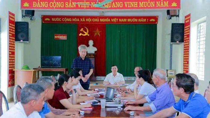 Buổi sinh hoạt chuyên đề tại Chi bộ khu phố Nguyễn Huệ 2, phường Đông Triều tuyên truyền, quán triệt chủ trương sắp xếp khu phố trên địa bàn.