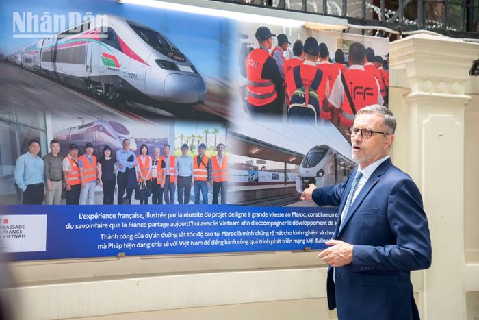 Đại sứ chia sẻ về đoàn công tác của ngành đường sắt Việt Nam sang Morocco và Senegal để tham khảo mô hình tàu cao tốc mà Pháp đã hỗ trợ triển khai thành công.