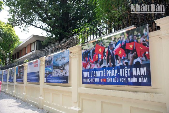 Bức ảnh kết thúc triển lãm là một biểu tượng rạng rỡ cho sự đơm hoa kết trái của quan hệ song phương giữa hai quốc gia hơn nửa thế kỷ. Đại sứ Olivier Brochet khẳng định: Nền tảng quan trọng nhất của mọi sự hợp tác chính là tình hữu nghị sâu sắc giữa nhân dân hai nước.