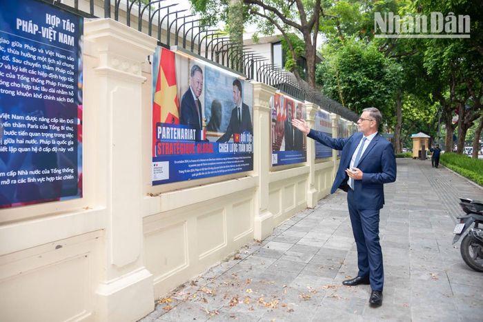 Đại sứ Olivier Brochet nhấn mạnh đây là sự kiện quan trọng nhất những năm gần đây: khoảnh khắc hai nước chính thức nâng cấp quan hệ lên Đối tác chiến lược toàn diện vào tháng 10/2024 tại Paris.