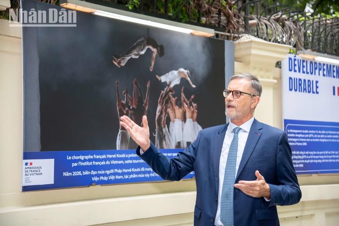 Đại sứ hào hứng nói về triển lãm Photo Hanoi, Festival Huế và các liên hoan phim, giúp công chúng Việt Nam hiểu hơn về một đất nước Pháp đậm chất văn hóa.