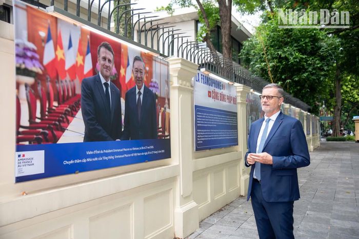 Tiếp nối là hình ảnh từ chuyến thăm cấp Nhà nước của Tổng thống Emmanuel Macron đến Việt Nam vào tháng 5/2025, minh chứng cho sự tin tưởng lẫn nhau về mặt chính trị sâu sắc.