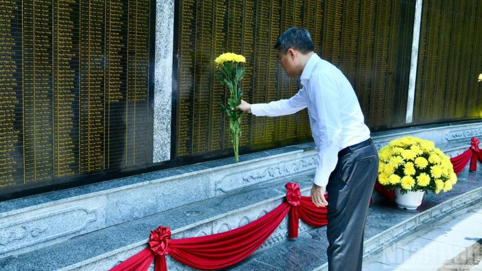 Thủ tướng Lê Minh Hưng dâng hoa tại Bia ghi danh các Anh hùng liệt sĩ. (Ảnh: THANH GIANG)