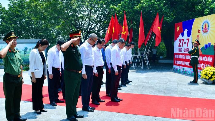 Thủ tướng Lê Minh Hưng và các đại biểu dành một phút mặc niệm tưởng nhớ các Anh hùng liệt sĩ. (Ảnh: THANH GIANG)