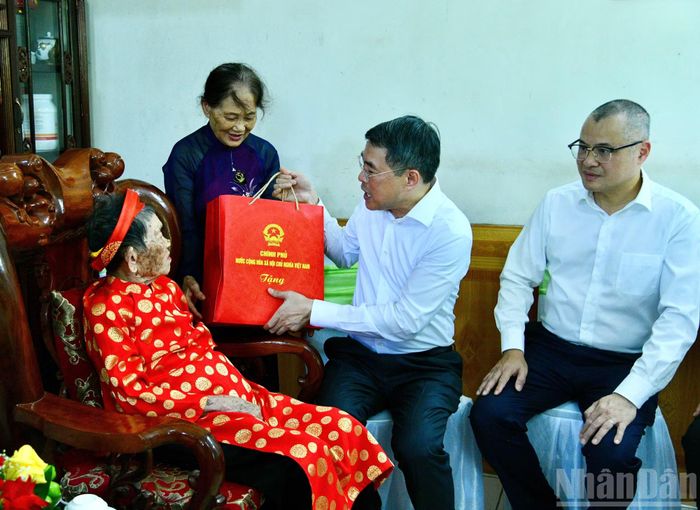 Thủ tướng Lê Minh Hưng ân cần thăm hỏi, tặng quà động viên Mẹ Việt Nam Anh hùng Nguyễn Thị Phước. (Ảnh: THANH GIANG)