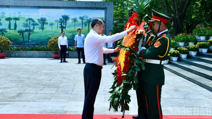 Thủ tướng Chính phủ Lê Minh Hưng chỉnh hoa trước khi vào viếng các Anh hùng liệt sĩ. (Ảnh: THANH GIANG)