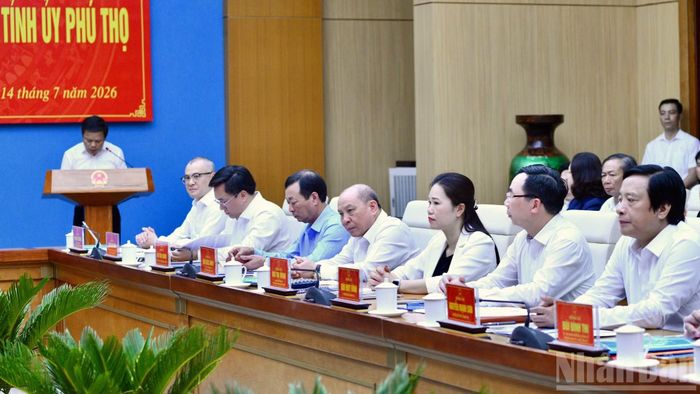 Ban Thường vụ Tỉnh ủy Phú Thọ tham dự cuộc làm việc. (Ảnh: THANH GIANG)