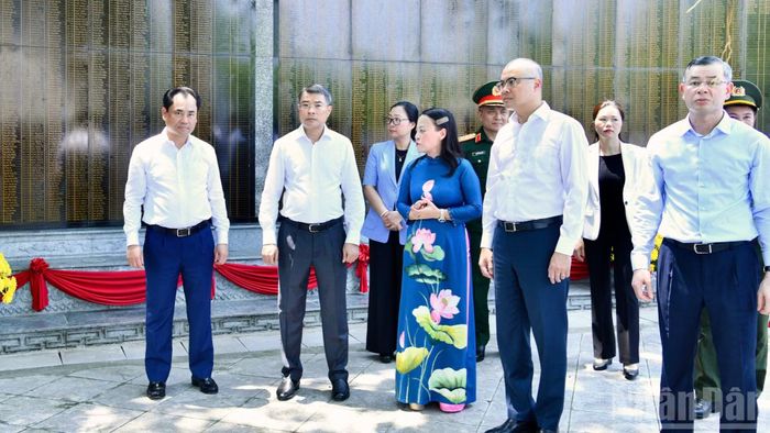 Thủ tướng Chính phủ Lê Minh Hưng nghe giới thiệu về khu vực Đài tưởng niệm các Anh hùng liệt sĩ tỉnh Phú Thọ. (Ảnh: THANH GIANG)