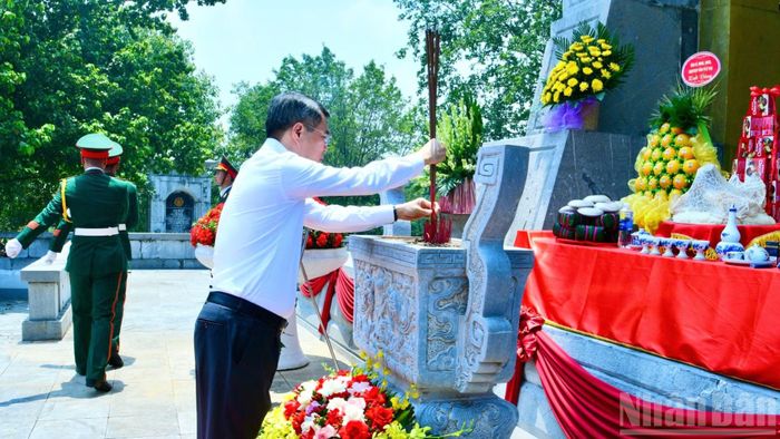 Thủ tướng Lê Minh Hưng dâng hương tại Đài tưởng niệm các Anh hùng liệt sĩ tỉnh Phú Thọ. (Ảnh: THANH GIANG)