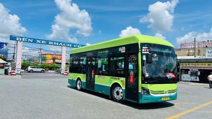Trung tâm Quản lý giao thông công cộng thành phố ghi nhận có 294.266 lượt khách sử dụng xe buýt trong ngày 13/7, một con số kỷ lục. (Ảnh: QUÝ HIỀN)