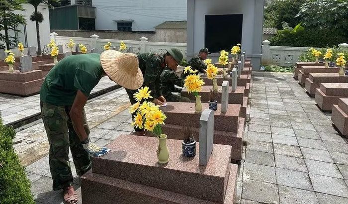 Sau lấy mẫu, các chiến sĩ lại cẩn thận lau dọn vệ sinh từng phần mộ tại Nghĩa trang Liệt sĩ Tông Khao.