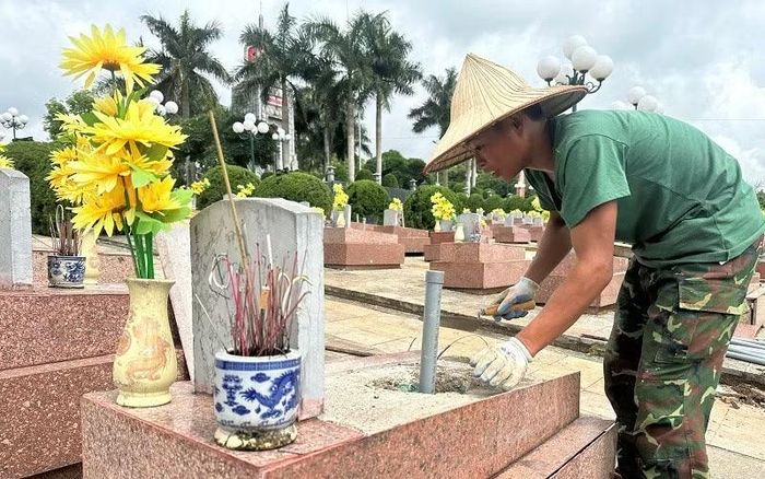 Chiến sĩ Bộ Chỉ huy quân sự tỉnh Điện Biên đang tỉ mẩn thực hiện các công đoạn hoàn nguyên mộ liệt sĩ sau khi lấy mẫu.