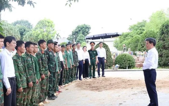 Đồng chí Nguyễn Sỹ Quân động viên các lực lượng lấy mẫu hài cốt liệt sĩ.