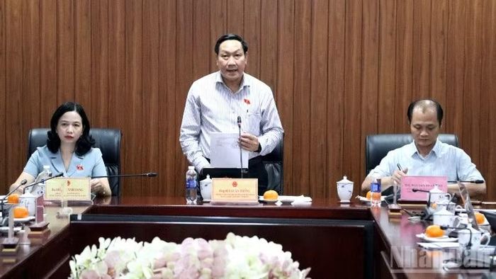 Phó trưởng đoàn chuyên trách Đoàn đại biểu Quốc hội thành phố Đồng Nai Bùi Xuân Thống phát biểu tại buổi làm việc.