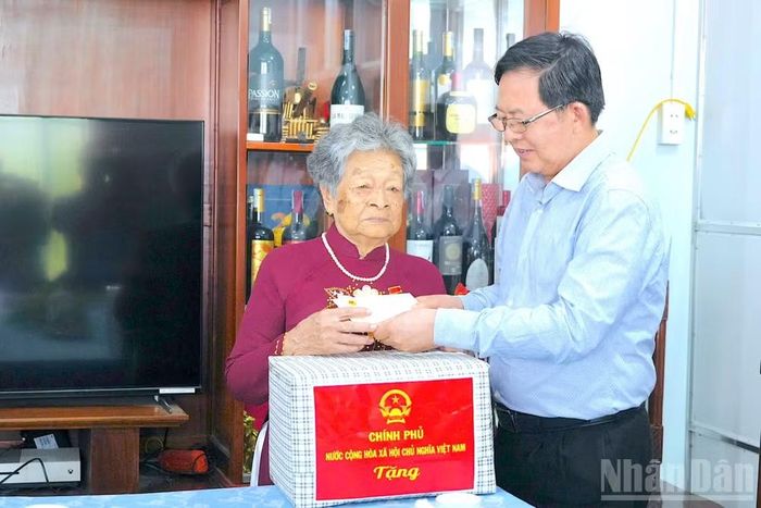 Phó Thủ tướng Chính phủ Hồ Quốc Dũng (bên phải) tặng quà Mẹ Việt Nam anh hùng Nguyễn Kim Mai.