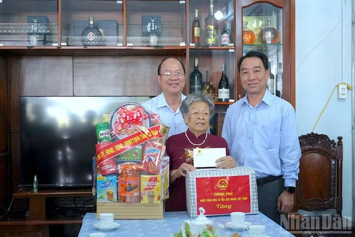 Nhân chuyến khảo sát, Bí thư Tỉnh ủy Nguyễn Hồ Hải (bìa trái) và Chủ tịch Ủy ban nhân dân tỉnh Cà Mau Lữ Quang Ngời (bìa phải) tặng quà Mẹ Việt Nam anh hùng Nguyễn Kim Mai.