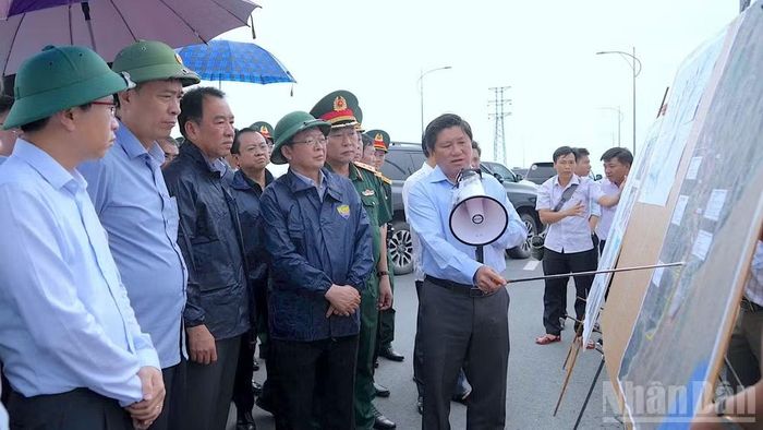 Phó Chủ tịch Ủy ban nhân dân tỉnh Cà Mau Lê Văn Sử (cầm loa) báo cáo nhanh về tình hình sạt lở ven biển với Phó Thủ tướng Chính phủ Hồ Quốc Dũng (thứ 3 từ phải qua).