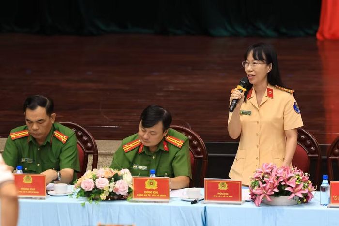 Đại diện lãnh đạo Phòng Cảnh sát giao thông trả lời ý kiến của người dân tại hội nghị. (Ảnh: TRỌNG ANH)