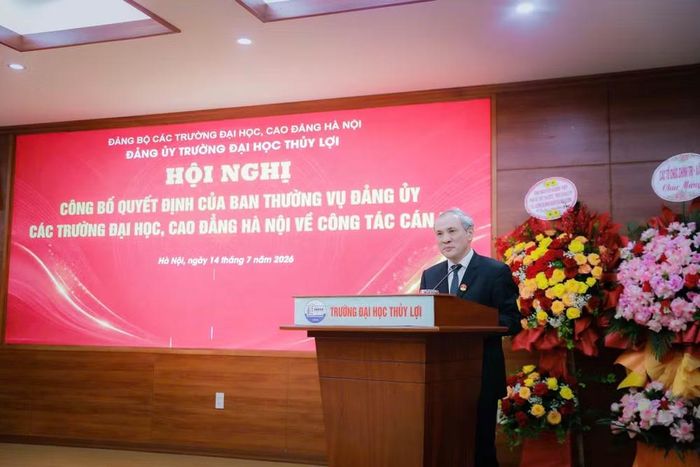 Giáo sư, Tiến sĩ Nguyễn Trung Việt, Bí thư Đảng ủy, Hiệu trưởng Trường đại học Thủy lợi phát biểu nhận nhiệm vụ.