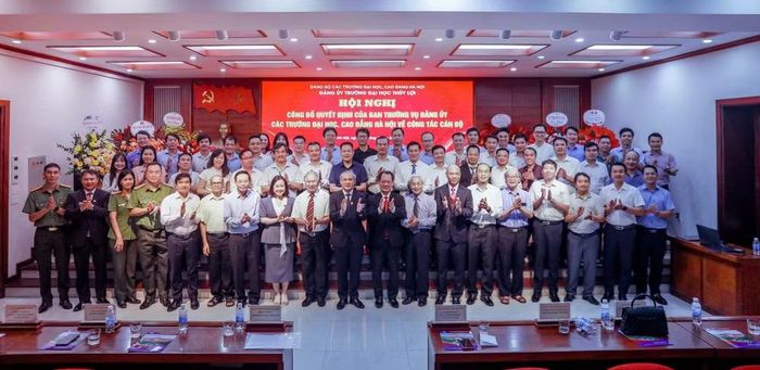 Lãnh đạo, đại biểu và cán bộ, giảng viên Trường đại học Thủy lợi chụp ảnh lưu niệm.