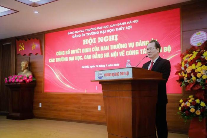  Đồng chí Nguyễn Thanh Sơn, Thành ủy viên, Bí thư Đảng ủy các trường đại học, cao đẳng Hà Nội phát biểu ý kiến. 